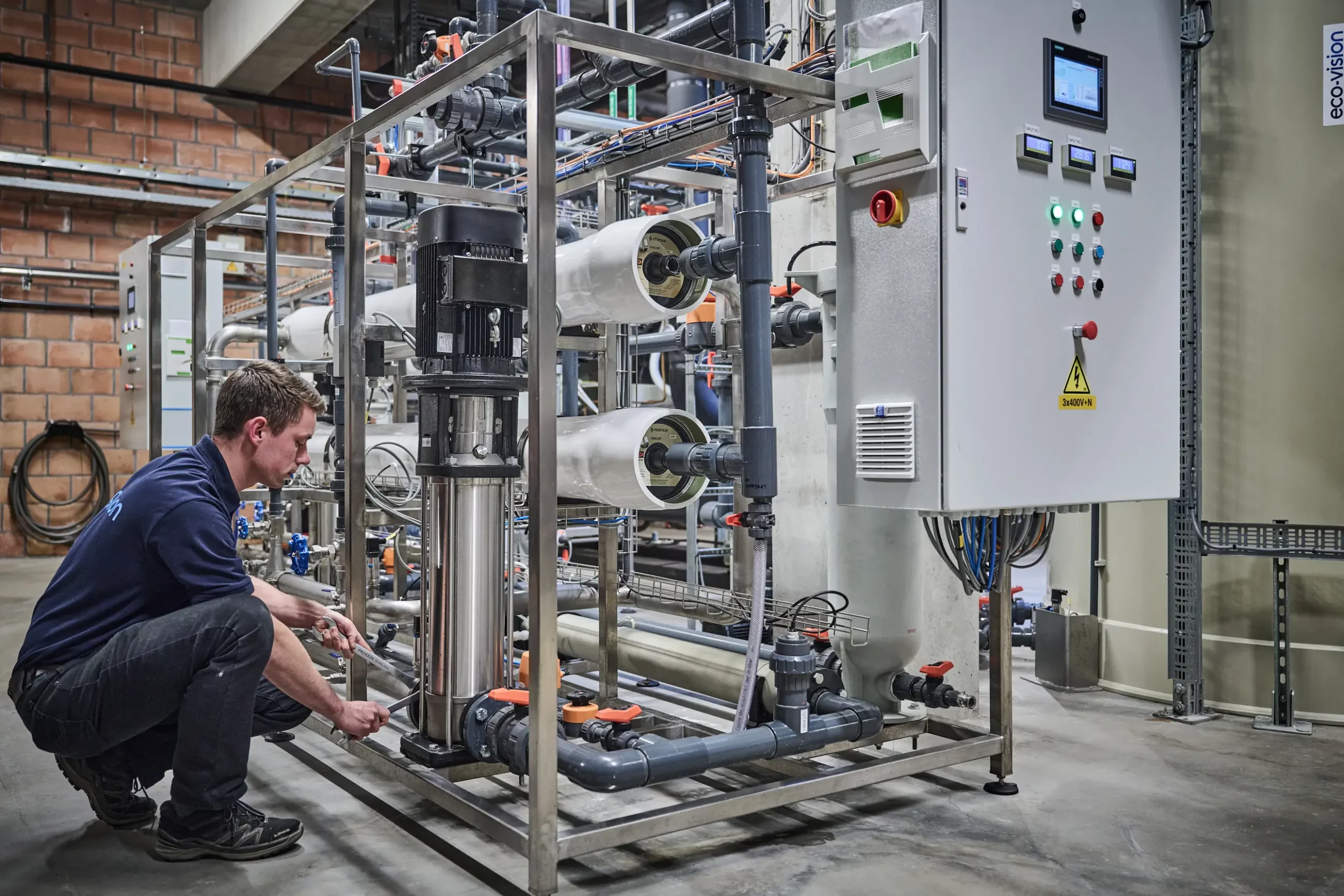 Technieker die sleutelt aan een RO installatie.