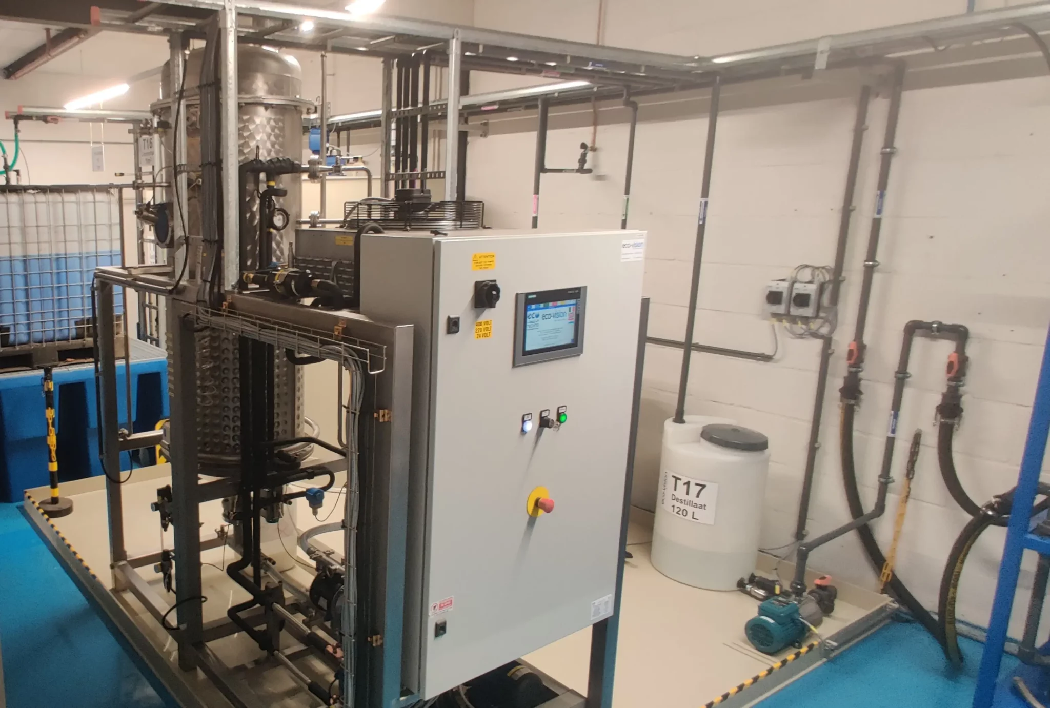 Installatie voor de productie van hoogwaardig zuiver water (destillaat of demiwater), aangestuurd via een PLC/bedieningskast en voorzien van opslag in een destillaattank.