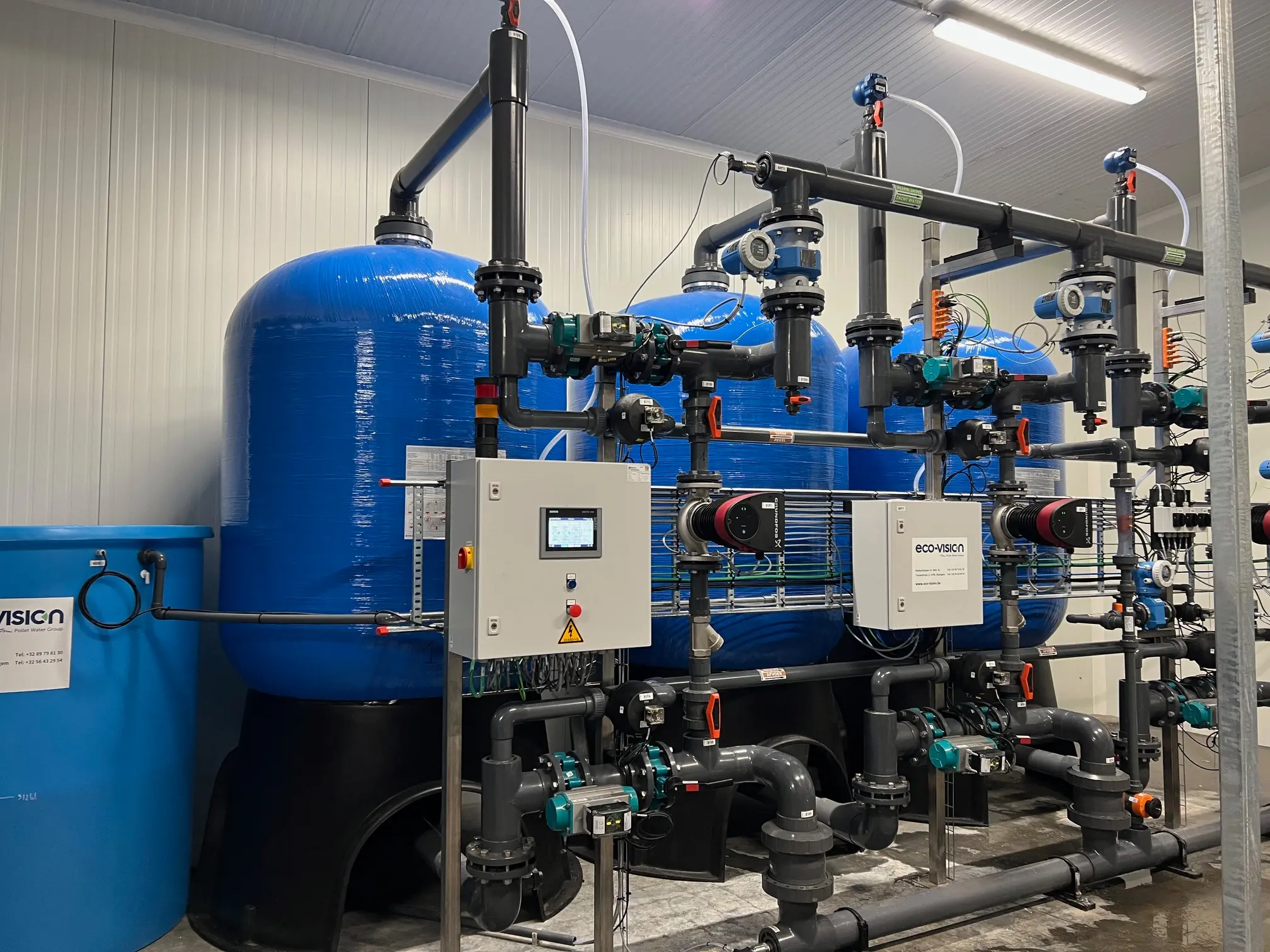 Eco-Vision Evus Triplex upflow waterontharder in slachthuis De Coster, linker zijaanzicht.