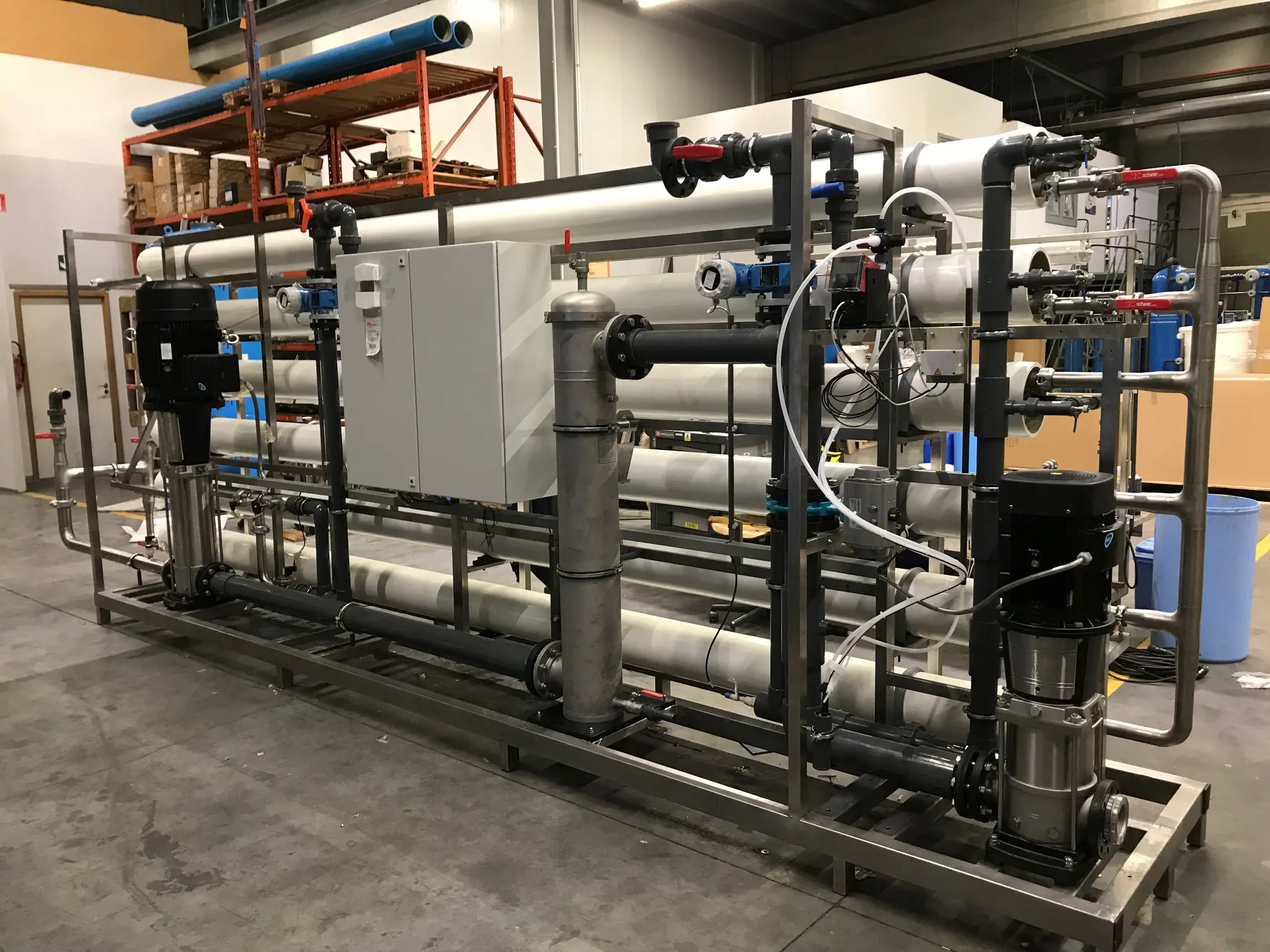 Achterzijde van een omgekeerde osmose installatie bij Pasfrost.